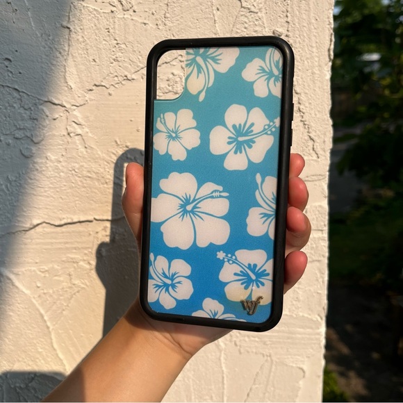 Wildflower Cases Hibiscus iPhone XR! - Picture 3 of 7